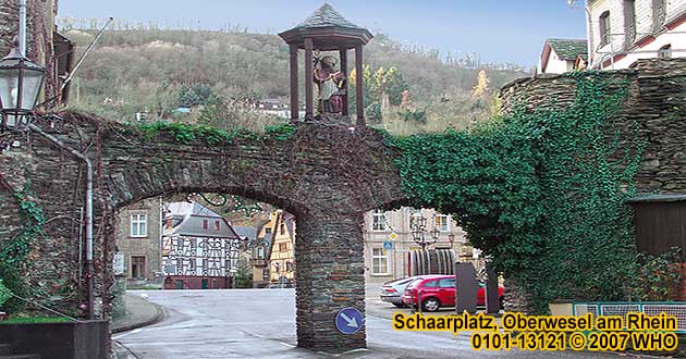 Schaarplatz in Oberwesel am Rhein mit Doppelfigur Nikolaus und Nepomuk auf dem Schaartor (bis Mrz 2007).