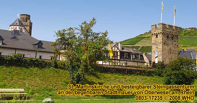 St.-Martins-Kirche und besteigbarer Steingassenturm an der begehbaren Stadtmauer von Oberwesel am Rhein.