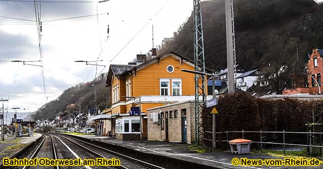 Am Bahnhof von Oberwesel am Rhein fahren Züge in Richtung Koblenz, Mainz und Kaiserslautern