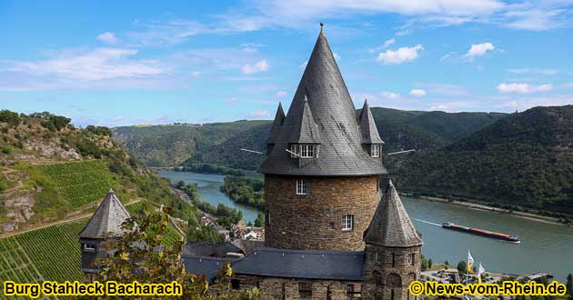 Bacharach ist berühmt durch seine Weinberge und die Burg Stahleck, die hoch über dem Rhein thront