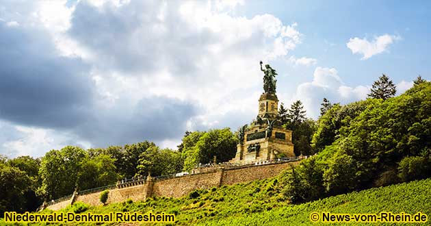 Das Niederwald-Denkmal mit dem Standbild der Germania ist das Wahrzeichen von Rüdesheim.