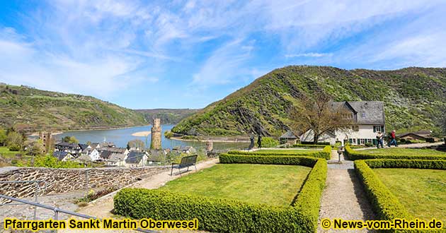 Blick auf den Welterbegarten an der Martinskirche in Oberwesel am Rhein.